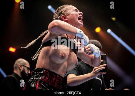 boxing girl flashes crowd after win|Daniella Hemsley flashes crowd after Kingpyn Boxing。